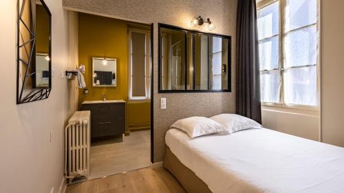 Ένα ή περισσότερα κρεβάτια σε δωμάτιο στο Logis Hostellerie Bressane