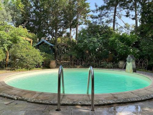 une petite piscine entourée de deux bars en métal dans l'établissement Cottage chaleureux avec piscine privée, à Sainte Anastasie - Aubarne