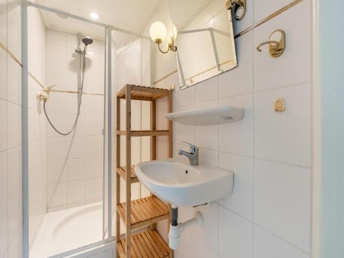 Koupelna v ubytování Amazing holiday home in Lauwersoog with sauna