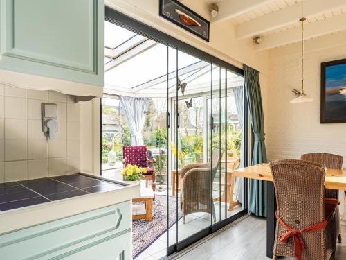 een keuken met glazen deuren naar een patio bij Amazing holiday home in Lauwersoog with sauna in Lauwersoog