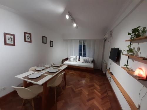 ein Esszimmer mit einem Tisch und Stühlen in der Unterkunft Elsina1 in Salta