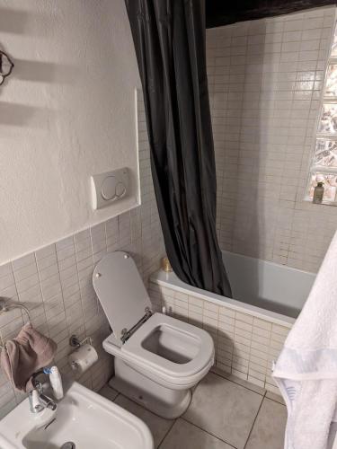 ein Badezimmer mit einem WC, einem Waschbecken und einer Badewanne in der Unterkunft APPARTAMENTO CORSi SELF CHECK IN in Parma