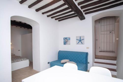 una camera con una sedia blu e un letto di A Casa di Peter Pan a Capoliveri