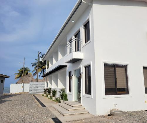 Biały dom ze schodami przed nim w obiekcie Tramonto Boutique Hotel w mieście La Ceiba