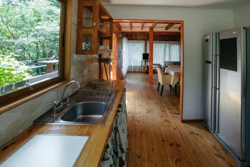 Una cocina o cocineta en Cabañas Metreñehue - Parque Metreñehue