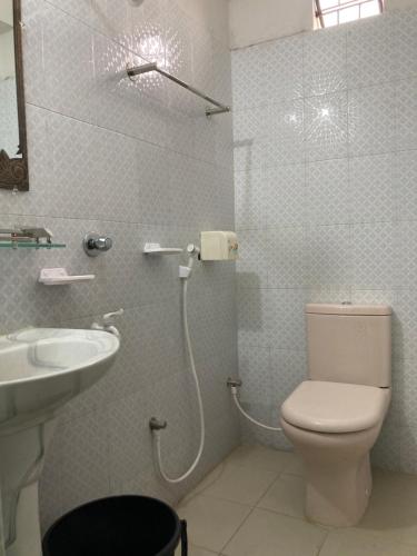 uma casa de banho com um WC e um lavatório em Hotel Shahin Residential Jatrabari em Daca