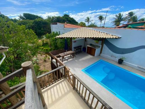a villa with a swimming pool on a balcony at Casa Boomerang in Marau