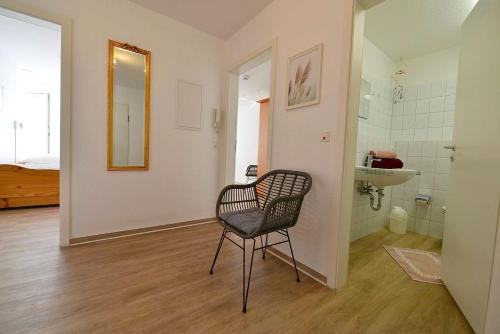 uma cadeira preta num quarto com casa de banho em Haus Nordseebrandung ND24 em Cuxhaven