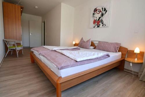 um quarto com uma cama grande num quarto em Haus Nordseebrandung ND24 em Cuxhaven