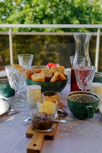 - une table avec un bol de pain et des verres à vin dans l'établissement Les chambres de la Vallée, à Argenton-Château