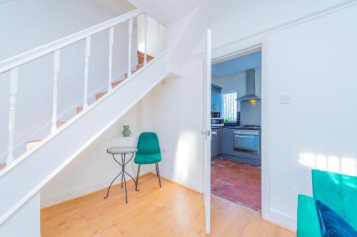Galeriebild der Unterkunft Premium 4-Bed House by Papermill, Deeside - Sleeps 6-7,Parking in Heswall