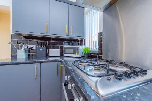 Galeriebild der Unterkunft Premium 4-Bed House by Papermill, Deeside - Sleeps 6-7,Parking in Heswall