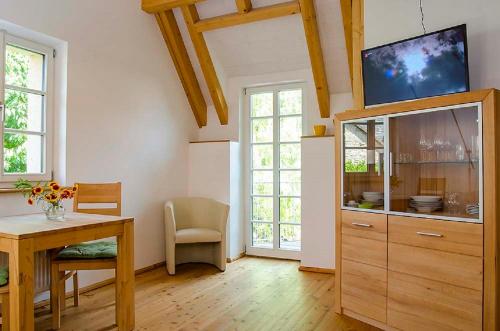 - une salle à manger avec une table et une télévision dans l'établissement Urlaub beim Winzer, Ferienwohnung 2 mit Balkon, à Neustadt an der Weinstraße