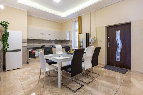 eine Küche und ein Esszimmer mit einem Tisch und Stühlen in der Unterkunft Luxury Downtown Home by Anna in Budapest