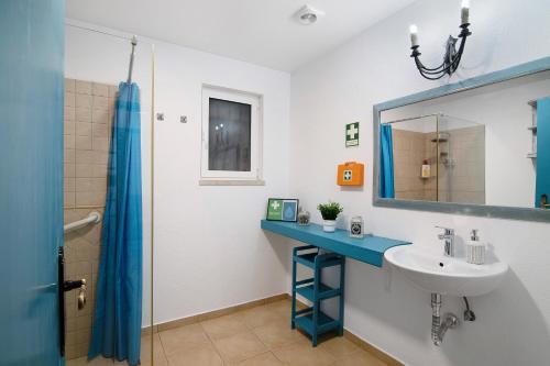 een badkamer met een wastafel en een spiegel bij Casa Tibagota in São Brás de Alportel