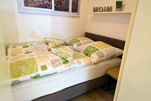 Cama en habitación pequeña con marco de cama en Haus Frauenpreiss F504, en Cuxhaven