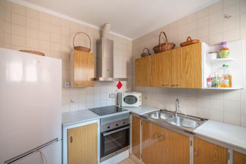 a small kitchen with a sink and a microwave at Apartamento a 3 Kms. de IGUALADA in Santa Margarida de Montbui