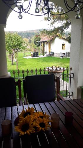 a wooden table with sunflowers on top of it at Patak Üdülőház (Ferienhaus) in Nagyvisnyó