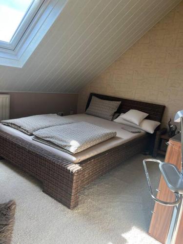 een groot bed in een kamer met een dak bij 40 m2 Dachgeschosswohnung in Paderborn