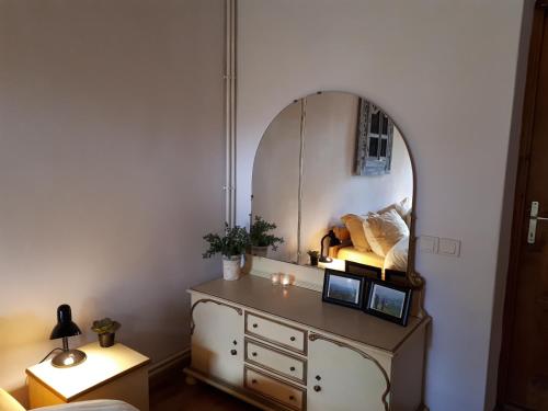 a room with a dressing table with a mirror at Patak Üdülőház (Ferienhaus) in Nagyvisnyó