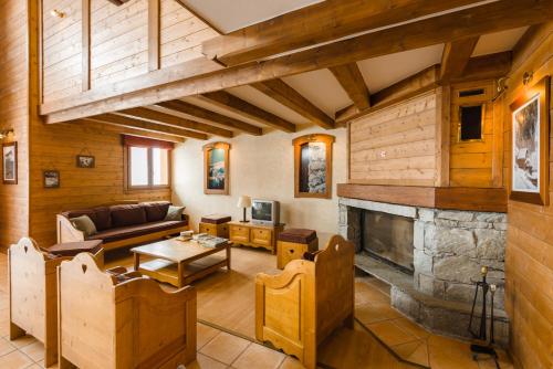 a living room with a couch and a fireplace at Lagrange Vacances L'Arollaie in Peisey-Nancroix