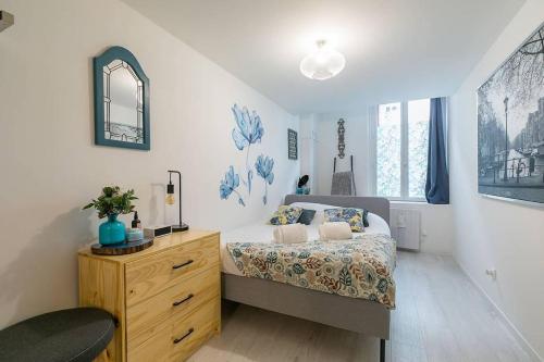 une chambre avec un lit avec une commode et un miroir dans l'établissement Château Biek, à Dijon