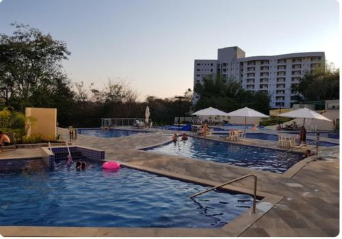 uma grande piscina com pessoas na água em PARK VEREDAS Flat 707 em Rio Quente