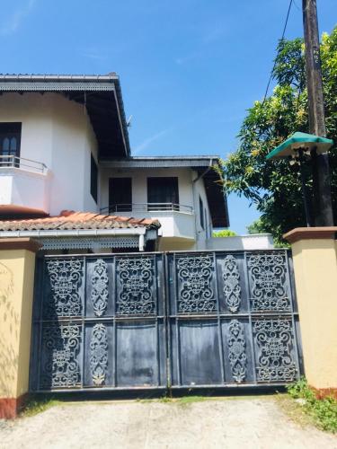 una puerta negra delante de una casa en Villa 5, en Ambalangoda