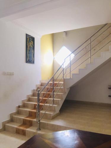 una escalera en un edificio con escalera en Villa 5, en Ambalangoda