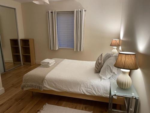 - une chambre avec un lit et deux lampes sur une table dans l'établissement Ground Main Door with Private Parking, à St Andrews