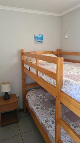 1 dormitorio con 2 literas en una habitación en Departamento La Herradura, en Coquimbo