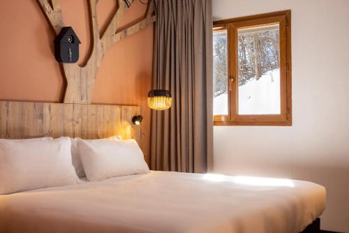 a hotel room with a bed and a window at ibis Styles Les Houches Chamonix in Les Houches