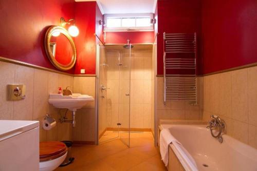 y baño con ducha, bañera y lavamanos. en Apartmány vila Liberty en Karlovy Vary