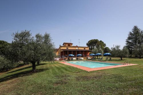 ein Haus mit einem Pool im Hof in der Unterkunft Agriturismo Michelangelo in Florenz