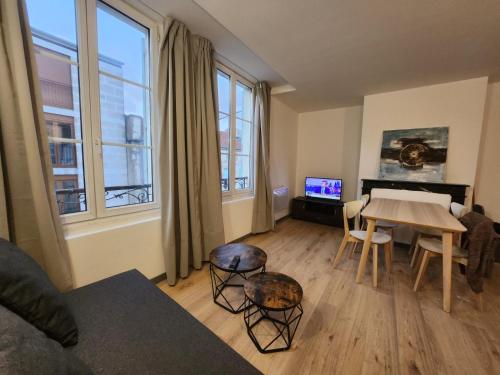Televízia a/alebo spoločenská miestnosť v ubytovaní Agréable appartement, lumineux