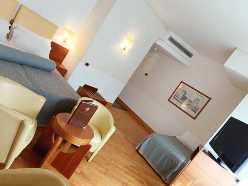nad głową pokoju ze stołem i krzesłami w obiekcie Solofra Palace Hotel & Resort w mieście Solofra