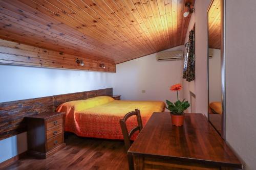 ein Schlafzimmer mit einem Bett und einer Holzdecke in der Unterkunft Agriturismo Michelangelo in Florenz
