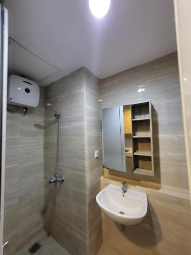 a bathroom with a sink and a shower at Apartemen springwood in Pakulonan Dua