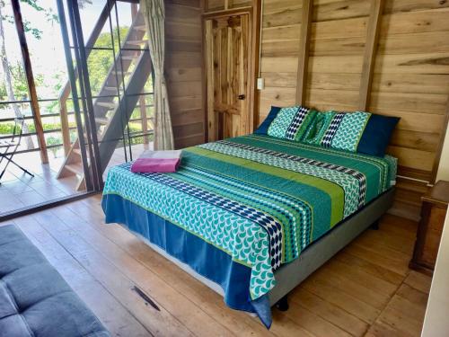 - une chambre avec un lit dans une pièce en bois dans l'établissement L'Oasis Don Juan, à Don Juan