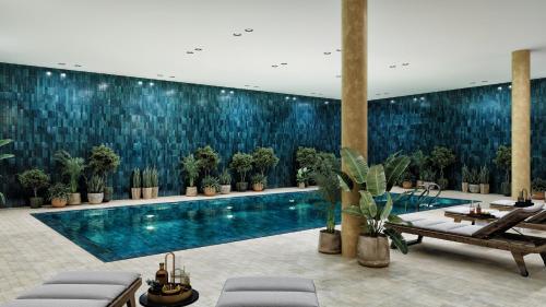 瓦勒海姆的住宿－Hotel T，墙上有植物的酒店游泳池