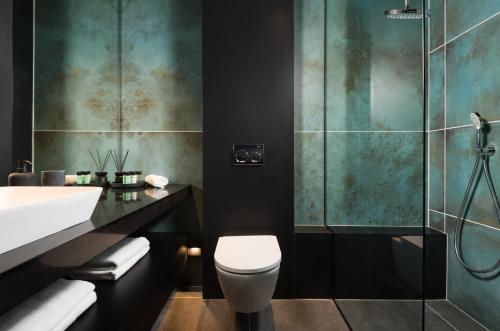 een badkamer met een douche, een toilet en een wastafel bij master Bat Yam Aparthotel in Bat Yam