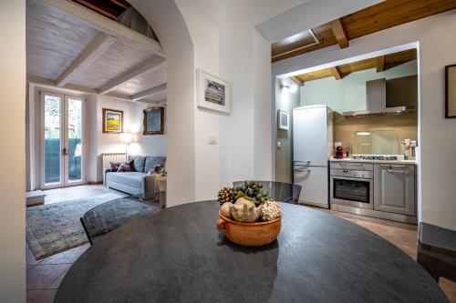 uma cozinha e sala de estar com uma mesa com uma taça de fruta em YID Masaccio em Florença