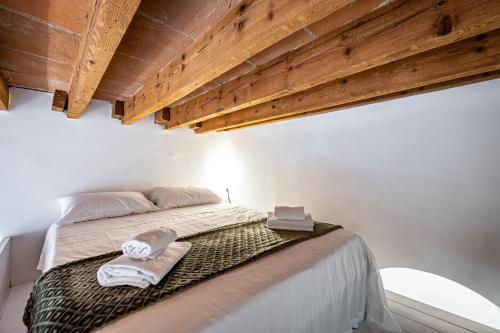 1 dormitorio con 1 cama con 2 toallas en YID Masaccio, en Florencia
