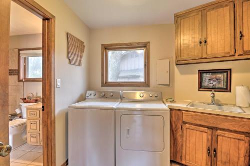 eine Küche mit einer weißen Waschmaschine und einem Waschbecken in der Unterkunft Riverfront Retreat with Fire Pit Fish and Hike! in Heber Springs