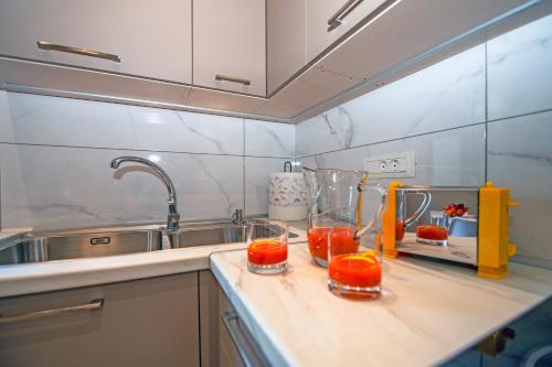 d'un comptoir de cuisine avec deux verres et des tomates. dans l'établissement Calma Apartment, à Rhodes