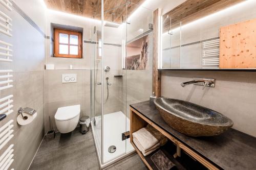 y baño con lavabo, aseo y ducha. en Haus Alois en Mittenwald