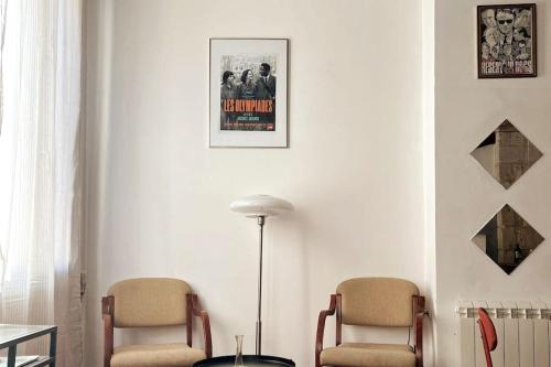 sala de estar con 2 sillas y mesa en Studio au cœur du centre ville d’Avignon, en Aviñón