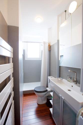 une salle de bain blanche avec des toilettes et un lavabo dans l'établissement * Hossegor * Cosy * Plage 100m * Idéale Couple, à Soorts-Hossegor