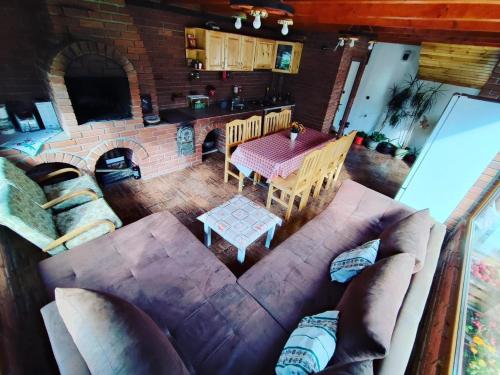 een bovenaanzicht van een woonkamer met een bank en een tafel bij Casa de vacanta Estera Rucar in Rucăr