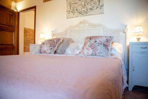 a white bed with two pillows on top of it at Lajatico Rentals - Terrazza sul Tramonto del Silenzio in Laiatico